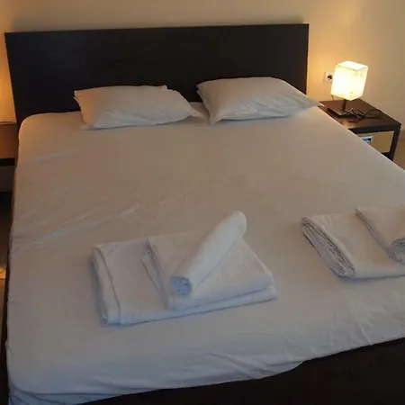 Stylish Two Bedroom *